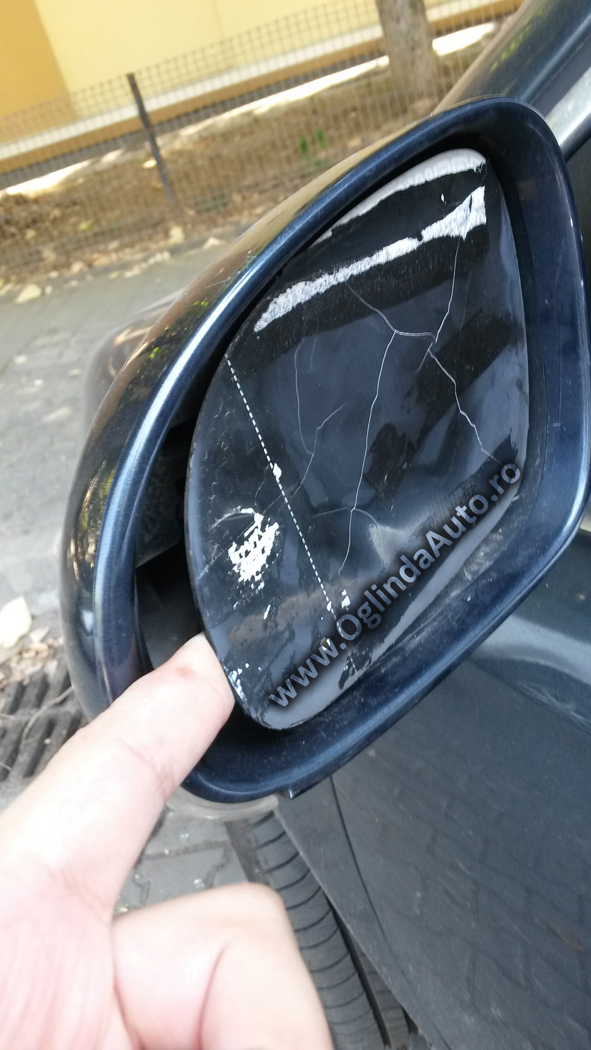 Cu ce se lipeste o sticla de oglinda la masina VW Golf 5